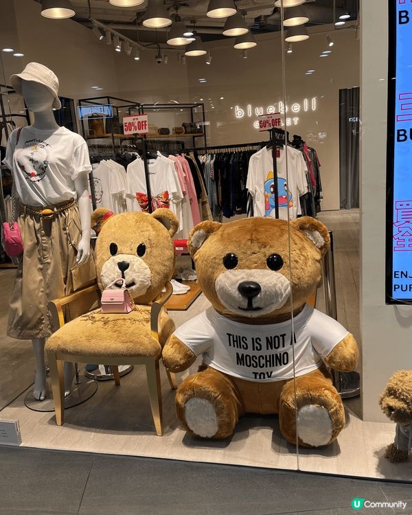 Moschino 的小熊很出名，佢哋產品，有手袋、衣服、香水...