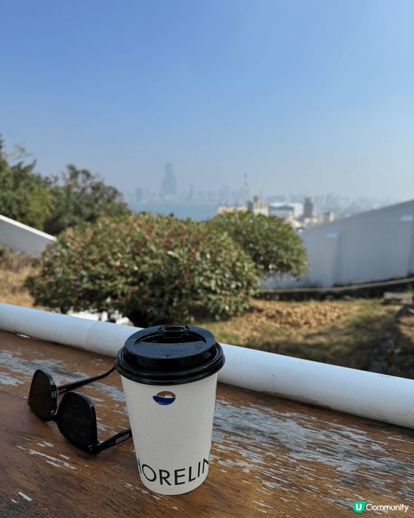 ᪥高雄旗津是一個位於台灣高雄市的美麗小島，以其獨特的自然景觀...