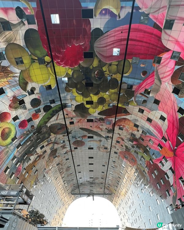 荷蘭鹿特丹嘅市場非常吸引，裏面有不少美食攤檔，可以品嚐當地美...