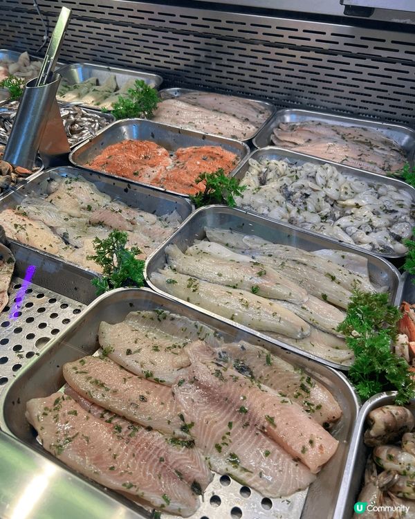 荷蘭鹿特丹嘅市場非常吸引，裏面有不少美食攤檔，可以品嚐當地美...