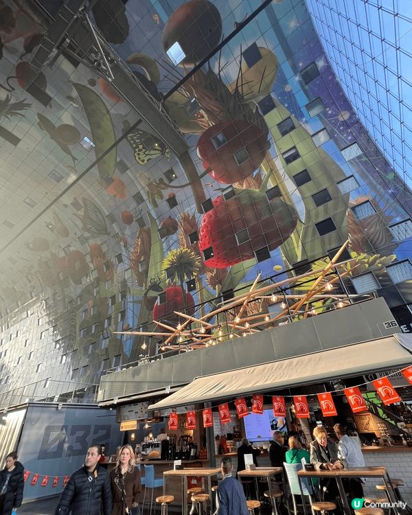 荷蘭鹿特丹嘅市場非常吸引，裏面有不少美食攤檔，可以品嚐當地美...