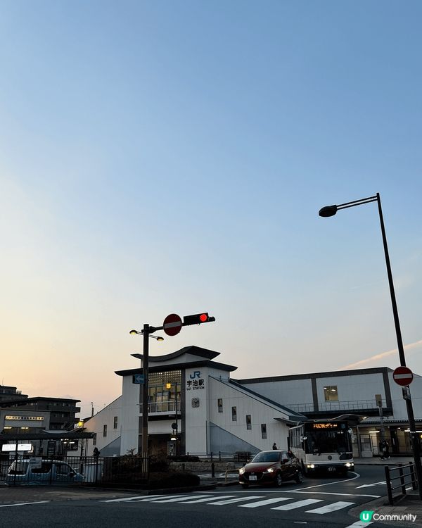 📸 呢張相影到日本宇治市嘅貍貓公仔同茶文化介紹牌  