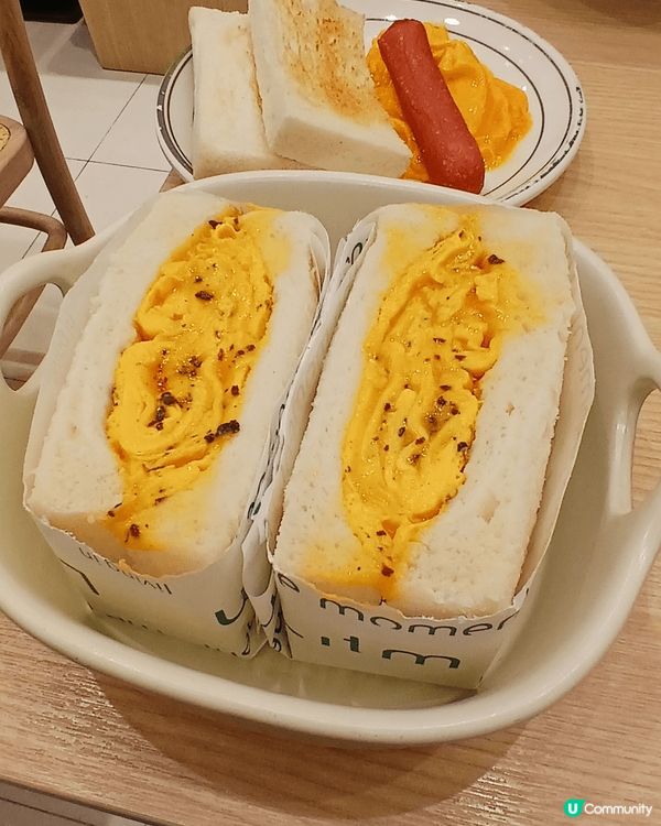 爆餡既黑松露炒蛋三文治，望落食指大動，係茶餐廳研究所就可以食...