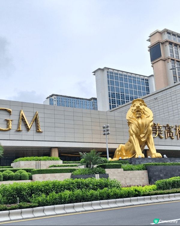 我來到澳門，漫步在大三巴牌坊前，感受歷史的厚重。品嚐了美味的...