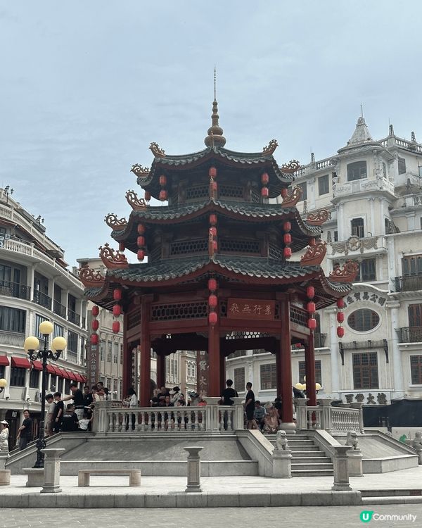 位於汕頭嘅小公園，絕對係必去景點，成條街嘅建築都有著西洋式騎...