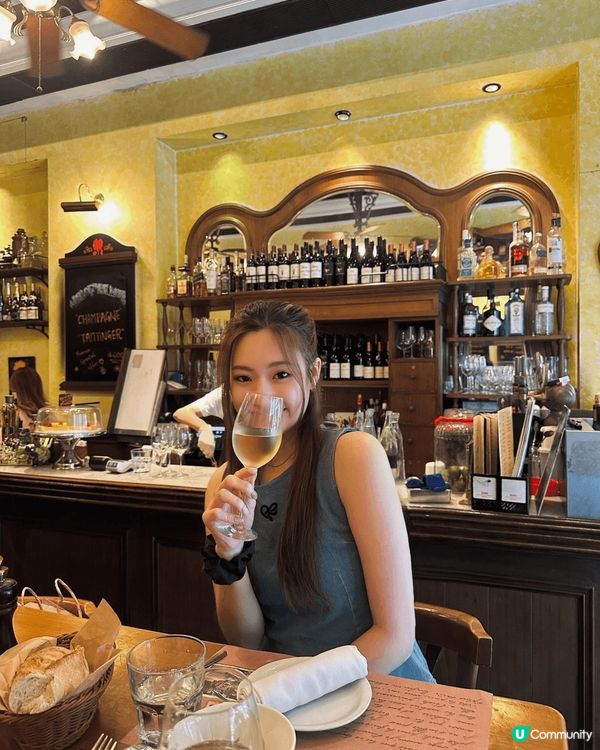 最近夏天出汗出得好勁，大家有冇聽過三文治底妝法？就係一層定妝...