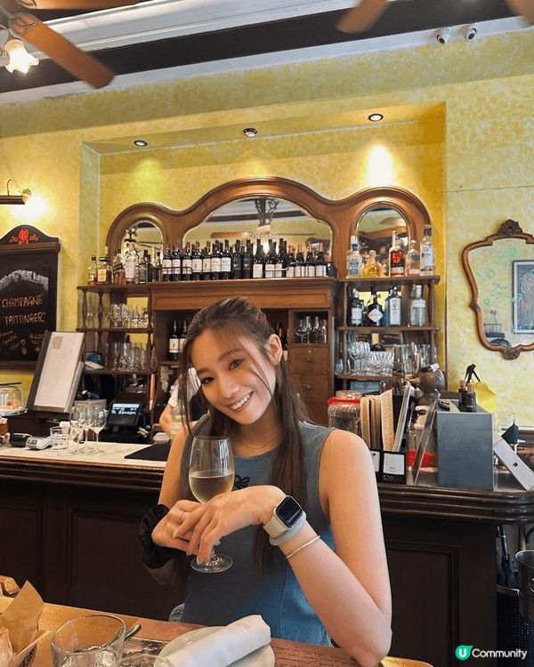 最近夏天出汗出得好勁，大家有冇聽過三文治底妝法？就係一層定妝...