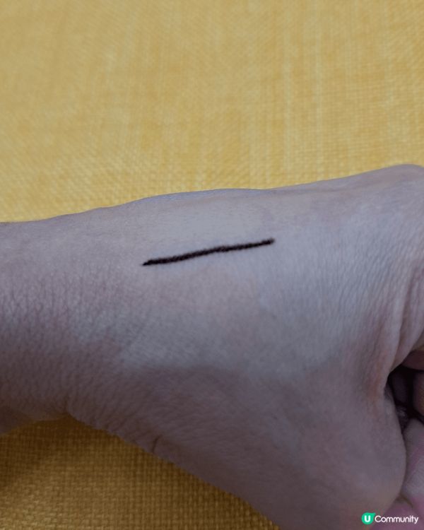 夏天易出汗出油，所以要揾防水防油唔易甩嘅眼線筆，canmak...