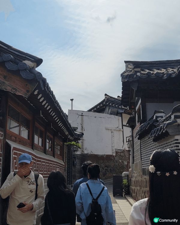 韓國嘅旅遊景點北村韓屋村。保留很多韓國古時嘅建築物，好有打咭...