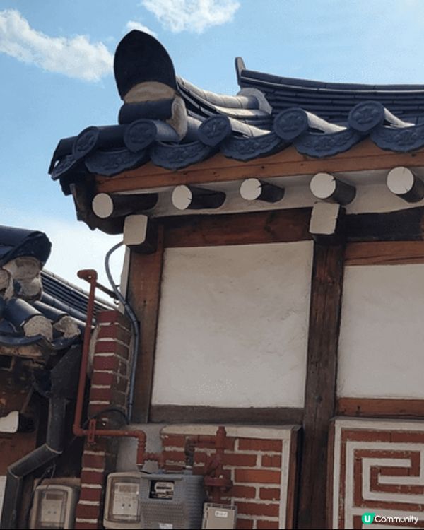 韓國嘅旅遊景點北村韓屋村。保留很多韓國古時嘅建築物，好有打咭...