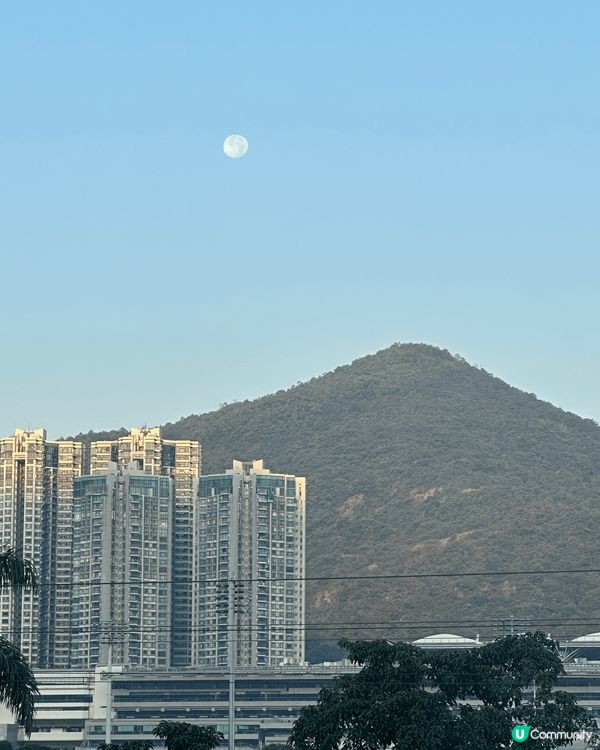香港最多去休憩地方係遊樂場望上慰藍天空，因為可以享受寧靜時間...