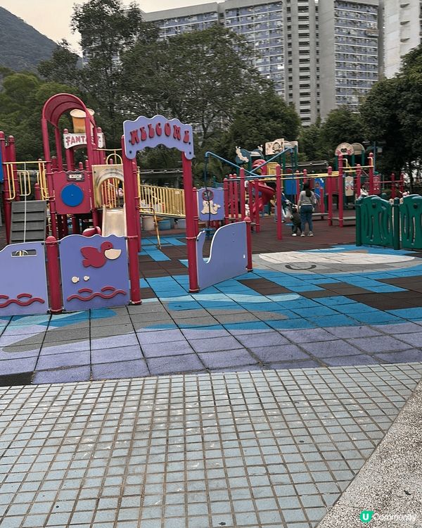 香港最多去休憩地方係遊樂場望上慰藍天空，因為可以享受寧靜時間...