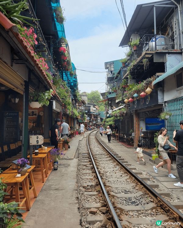 河內火車巷，是一條位於河內老城區的獨特街道，以其緊鄰鐵軌而聞...