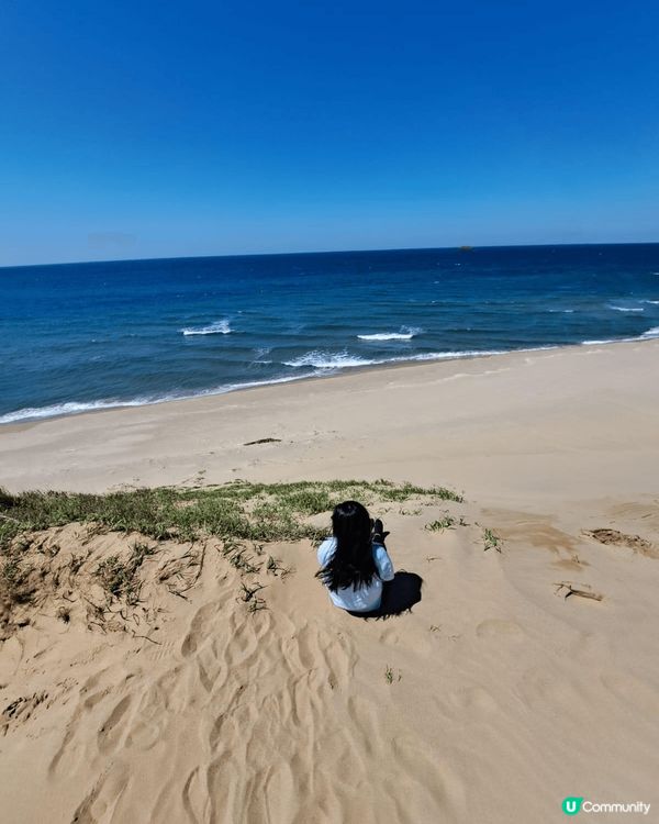 這是日本鳥取縣的鳥取砂丘，從砂丘頂部可以飽覽無敵的日本海景，...