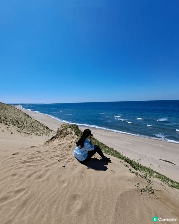 這是日本鳥取縣的鳥取砂丘，從砂丘頂部可以飽覽無敵的日本海景，...