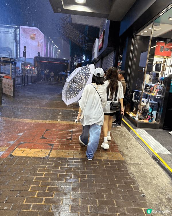 落雨行街購物都需要長時間，所以挑選合適的底妝十分重要，令成個...