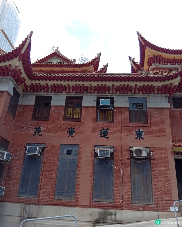 東蓮覺苑位於跑馬地山光道，整體建築依傍山坡，殿舍構建物於山坡...