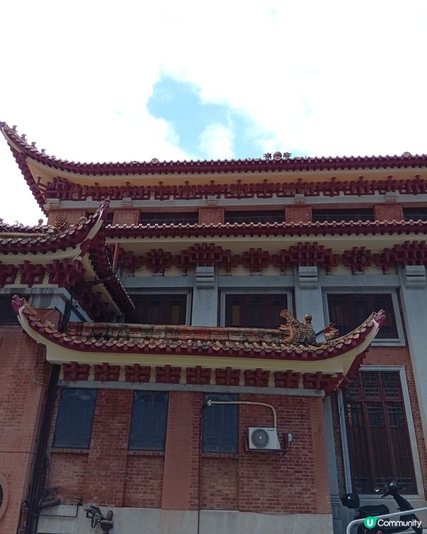 東蓮覺苑位於跑馬地山光道，整體建築依傍山坡，殿舍構建物於山坡...