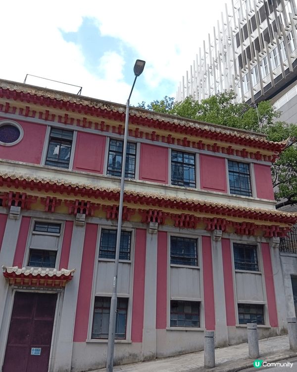 東蓮覺苑位於跑馬地山光道，整體建築依傍山坡，殿舍構建物於山坡...