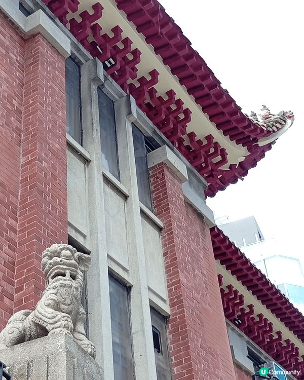 東蓮覺苑位於跑馬地山光道，整體建築依傍山坡，殿舍構建物於山坡...