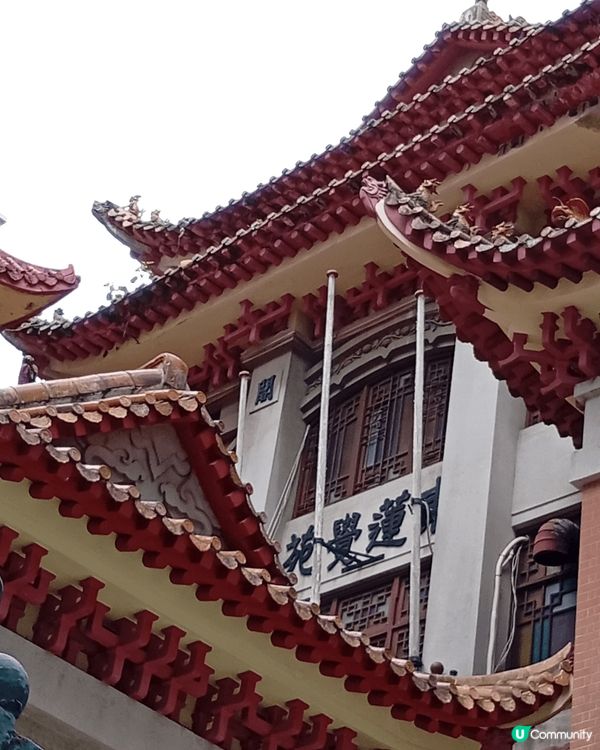 東蓮覺苑位於跑馬地山光道，整體建築依傍山坡，殿舍構建物於山坡...