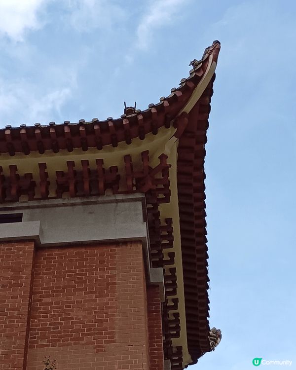 東蓮覺苑位於跑馬地山光道，整體建築依傍山坡，殿舍構建物於山坡...