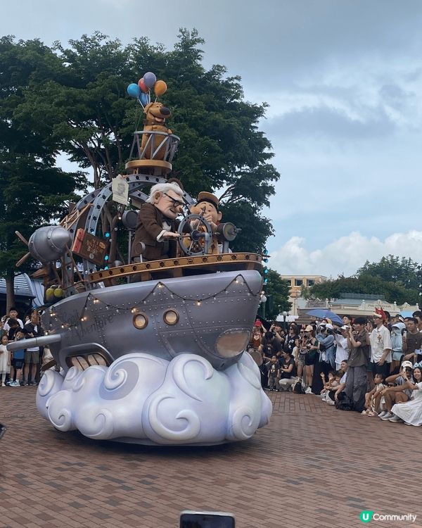 香港迪士尼20週年盛宴，當然一定會欣賞花車滙演啦，氣氛濃厚，...