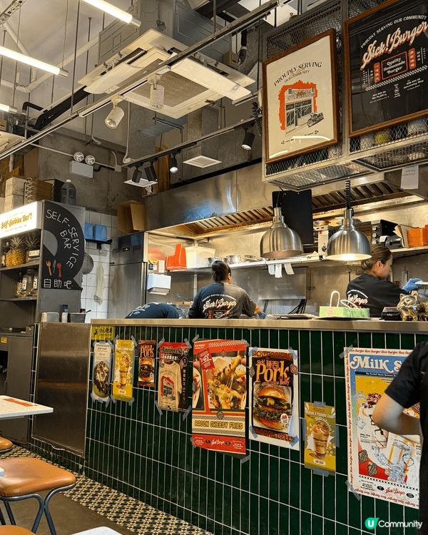 空間以紙皮石地磚和水泥牆身搭配上霓虹燈招牌，讓港式風格成為混...