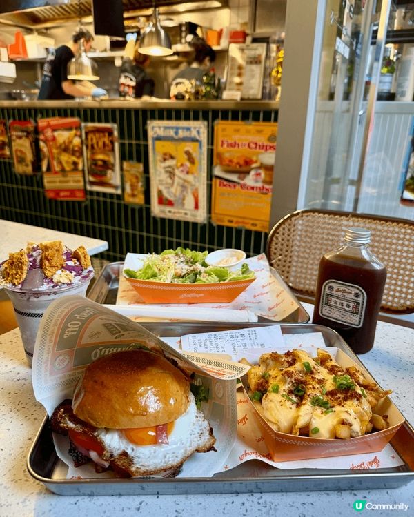 空間以紙皮石地磚和水泥牆身搭配上霓虹燈招牌，讓港式風格成為混...