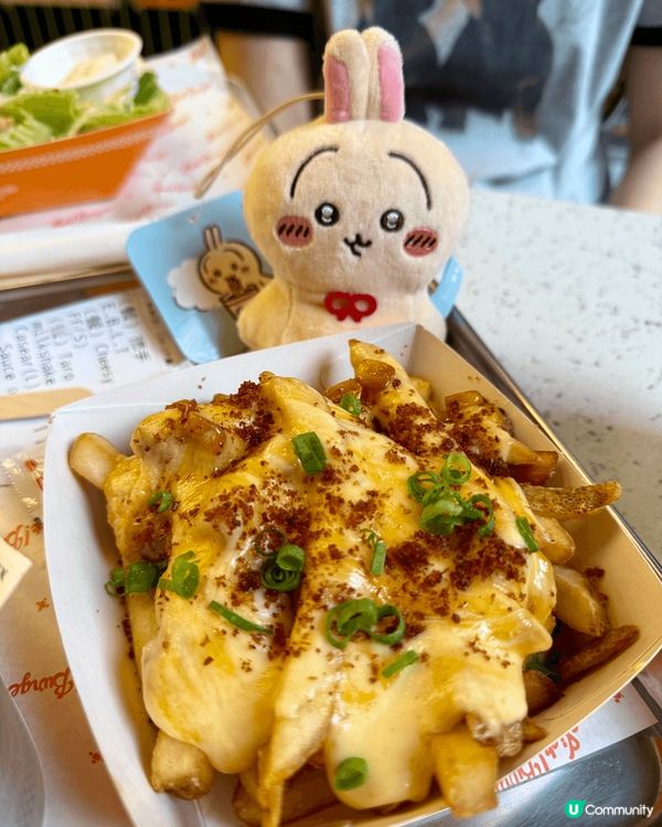 空間以紙皮石地磚和水泥牆身搭配上霓虹燈招牌，讓港式風格成為混...