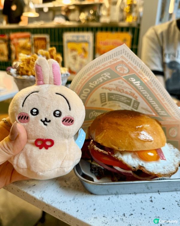 空間以紙皮石地磚和水泥牆身搭配上霓虹燈招牌，讓港式風格成為混...