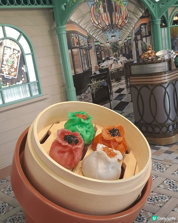 [倫敦人美食園]為現代時尚的美食廣場，賓客可穿越中國大江南北...