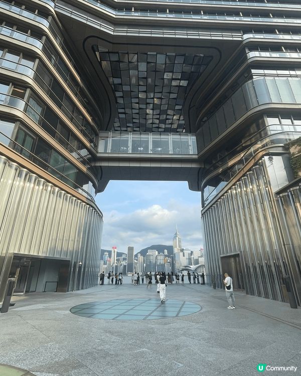 K11 Musea 的空中花園如天空中開啟的時間之門，不同時...