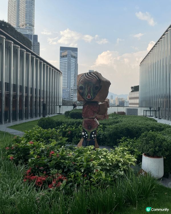 K11 Musea 的空中花園如天空中開啟的時間之門，不同時...