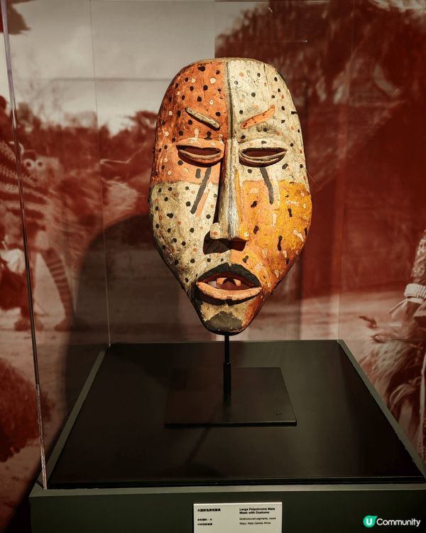 現在城市大學般哥展覽館的"召喚無形”中部非洲藝術展十分值得欣...