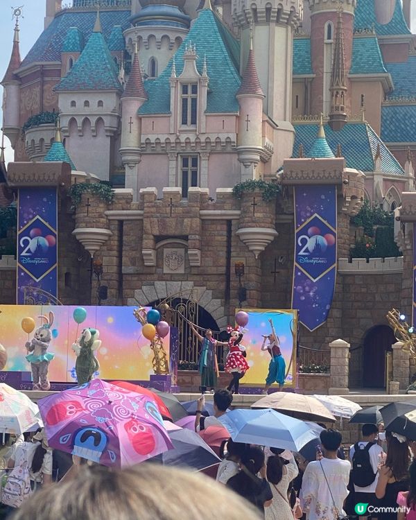 20週年迪士尼，有不同國家人來香港玩享受冰雪奇緣的沖沖車。小