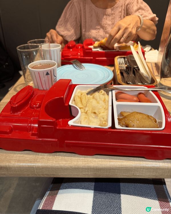 Pizza Hut 的兒童餐是一個很好的打卡點，餐盤是鮮艷的...