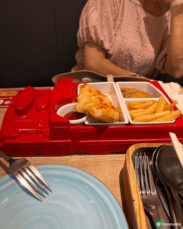 Pizza Hut 的兒童餐是一個很好的打卡點，餐盤是鮮艷的...