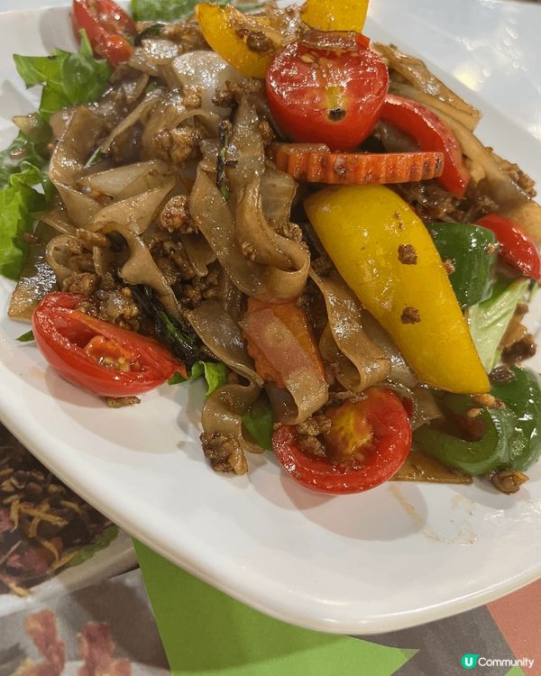 九龍城的泰開心的價錢十分實惠，服務很好，會為每台食客送上蝦片...