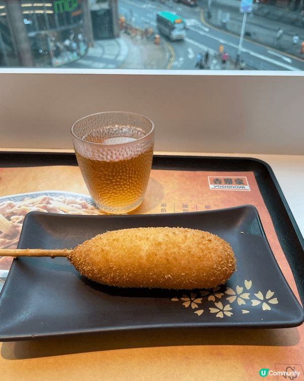 近排開工不足 唯有食一個吉野家嘅芝士熱狗 加一杯濃湯加熱水 ...