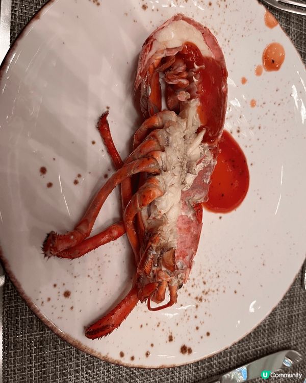 香港萬麗海景酒店萬麗咖啡室推出自助餐,食物豐富,可以任食蟹腳...