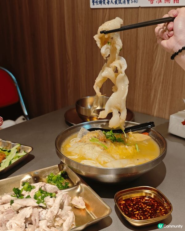 呢間荔枝角老荔冰室出曬名！外面霓虹燈嘅裝修，內裏仲有龍鳳牆，...