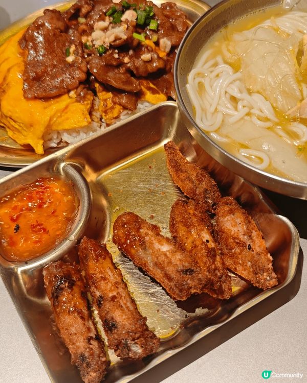 呢間荔枝角老荔冰室出曬名！外面霓虹燈嘅裝修，內裏仲有龍鳳牆，...