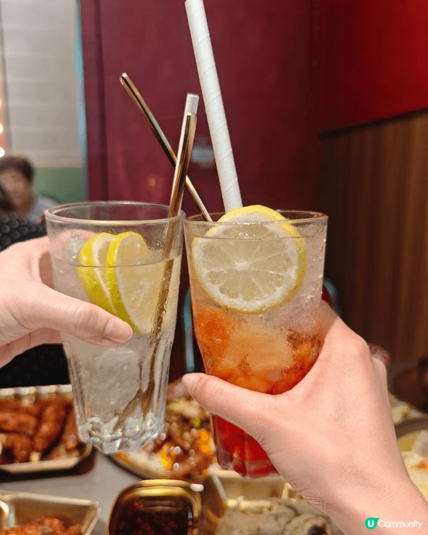 呢間荔枝角老荔冰室出曬名！外面霓虹燈嘅裝修，內裏仲有龍鳳牆，...