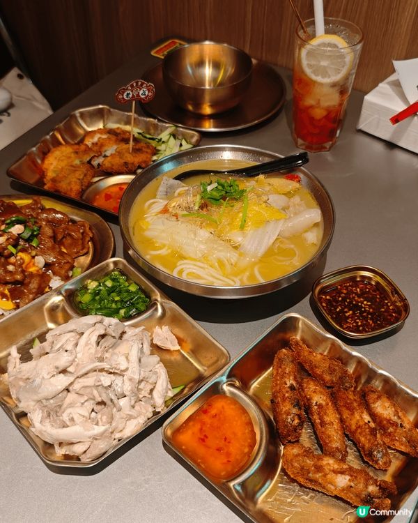 呢間荔枝角老荔冰室出曬名！外面霓虹燈嘅裝修，內裏仲有龍鳳牆，...