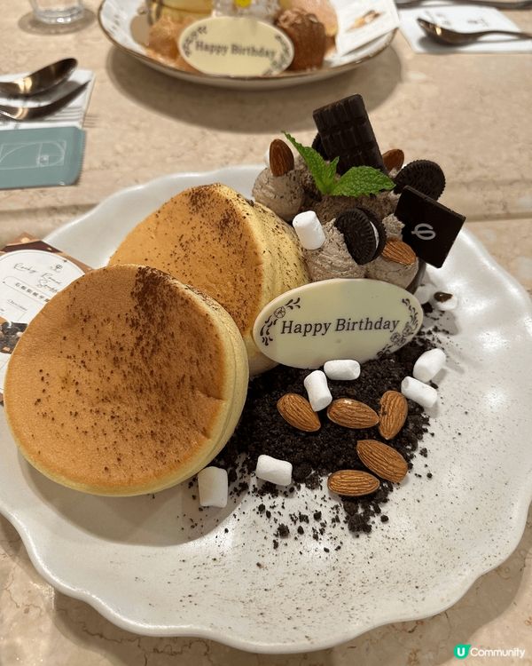 同朋友慶祝生日，食飽晚飯，意猶未盡，再去食甜品。PHI Pa...