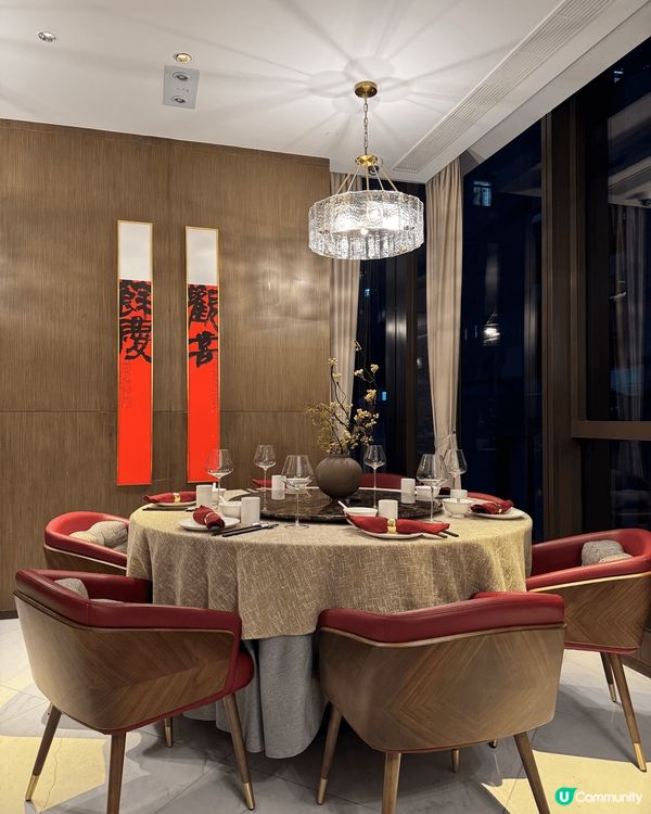 位於銅鑼灣問月飯店三樓，由擁有超過30年中菜經驗的吳震霈師傅...