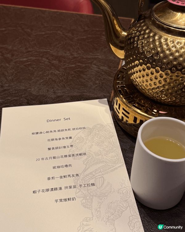 位於銅鑼灣問月飯店三樓，由擁有超過30年中菜經驗的吳震霈師傅...