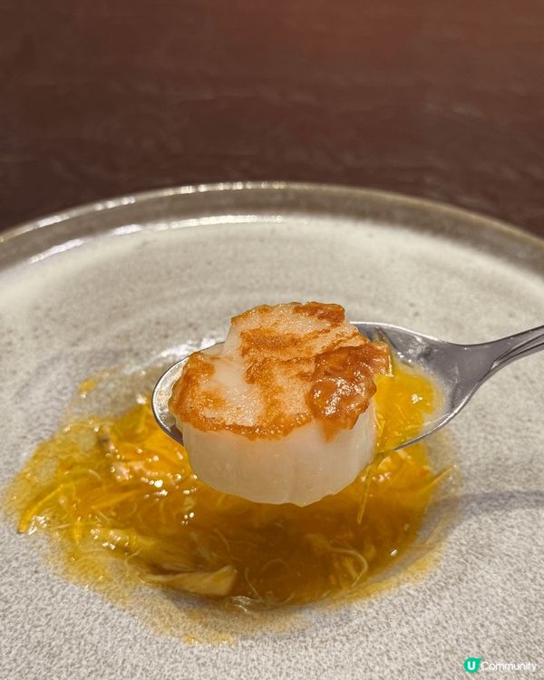 位於銅鑼灣問月飯店三樓，由擁有超過30年中菜經驗的吳震霈師傅...