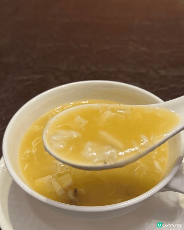 位於銅鑼灣問月飯店三樓，由擁有超過30年中菜經驗的吳震霈師傅...